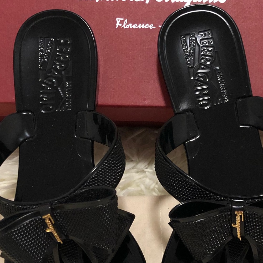 Salvatore Ferragamo Flip Flop Sandals (Free Dior Lip Glow) - Picture 7 of 8